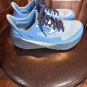 Altra Run ing Sneakers.